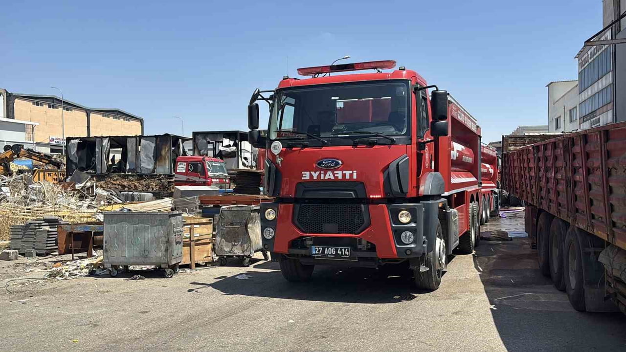 GAZİANTEP'TE KORKUTAN İŞ YERİ YANGINI SÖNDÜRÜLDÜ