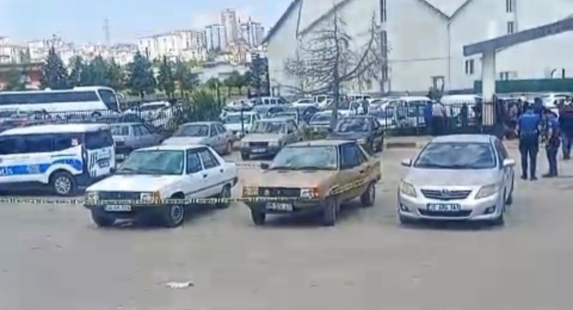 GAZİANTEP'TE MEZARLIKTA SİLAHLI ÇATIŞMA: 2 KİŞİNİN YARALANDIĞI PANİK ANLARI KAMERADA