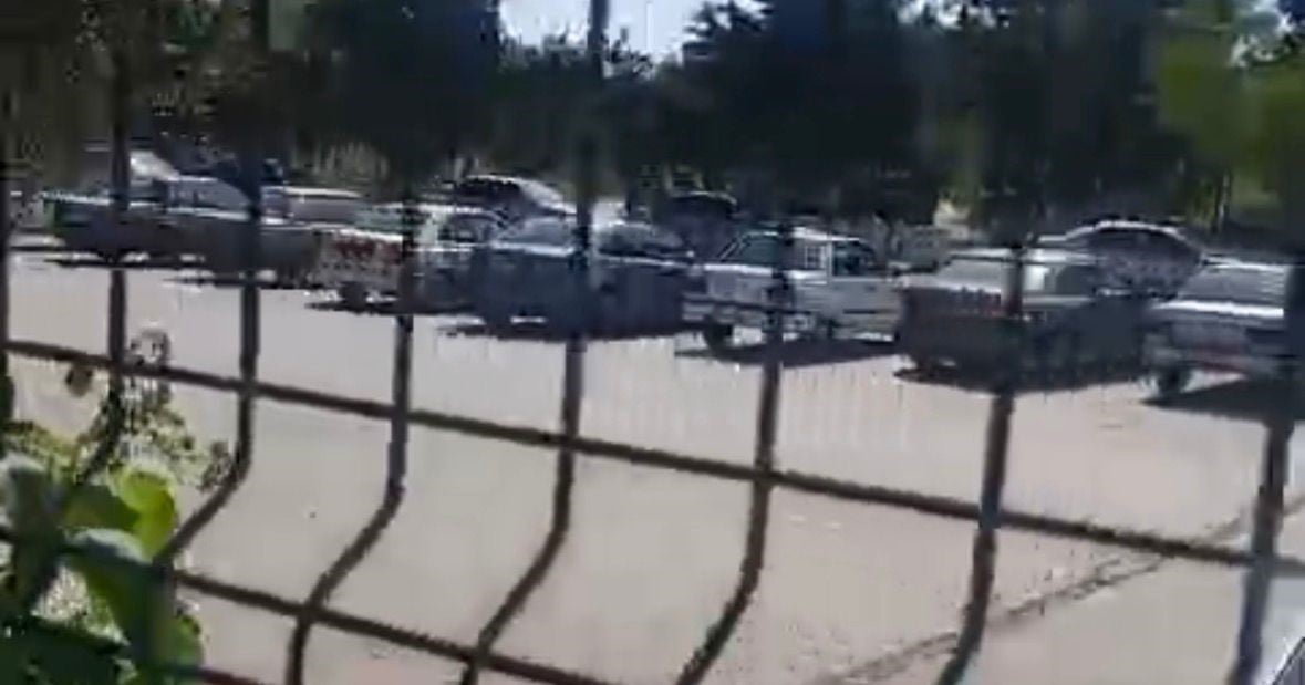 GAZİANTEP'TE MEZARLIKTA SİLAHLI ÇATIŞMA: 2 KİŞİNİN YARALANDIĞI PANİK ANLARI KAMERADA