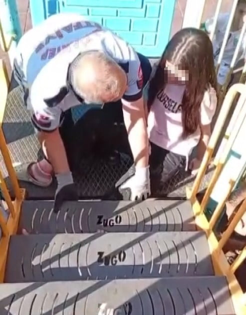 GAZİANTEP'TE PARKTA OYUN OYNARKEN AYAĞI OYUN GRUBUNA SIKIŞAN KIZ ÇOCUĞU, OLAY YERİNE ÇAĞRILAN...