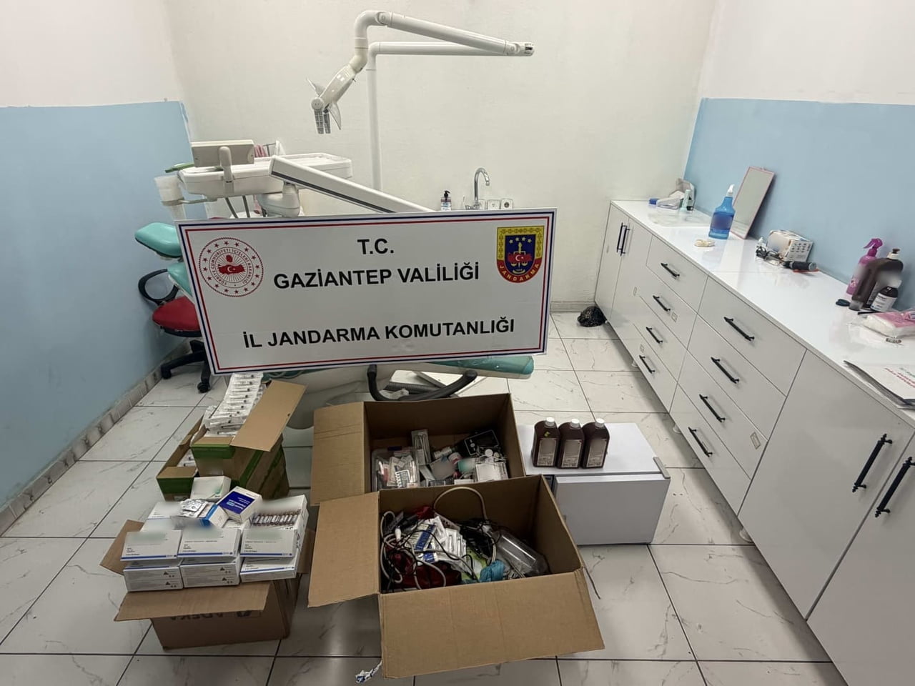 GAZİANTEP'TE RUHSATSIZ DİŞ KLİNİĞİNE JANDARMA OPERASYON: 2 SAHTE DOKTOR YAKALANDI