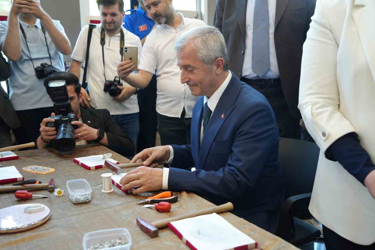 GAZİANTEP ADLİYESİ’NDE DÜZENLENEN RESİM VE EL SANATLARI SERGİSİ, GENİŞ BİR KATILIMLA ZİYARETÇİLERE...