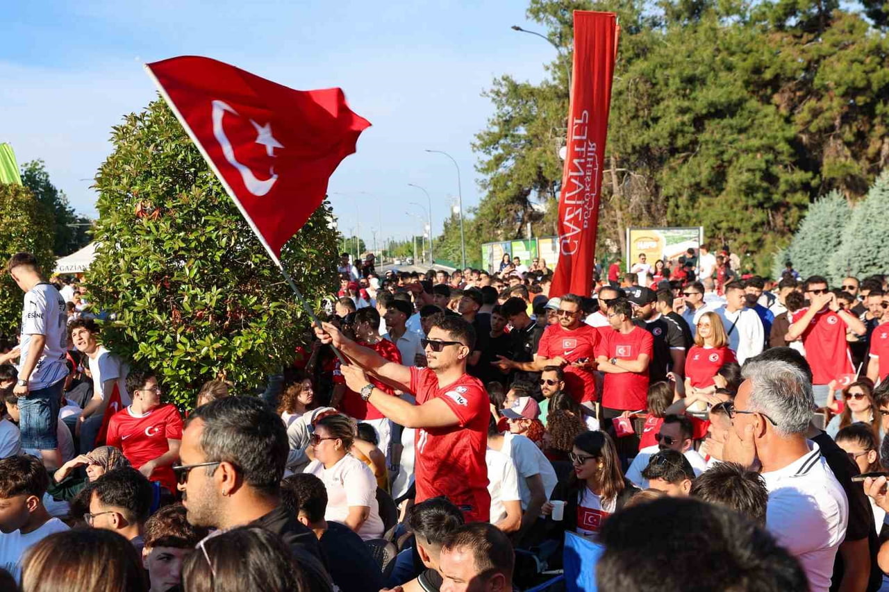 GAZİANTEP BÜYÜKŞEHİR BELEDİYESİ TARAFINDAN KURULAN LED EKRANDA A MİLLİ FUTBOL TAKIMI’NIN 2026 FIFA...