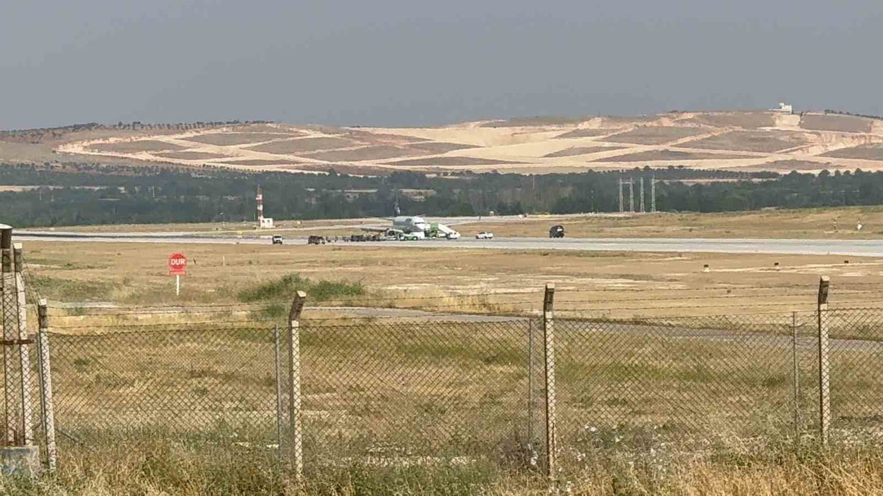 GAZİANTEP HAVALİMANI’NDA İNİŞ YAPMAK ÜZERE OLAN SUNEXPRESS’E AİT YOLCU UÇAĞININ İNİŞ TAKIMLARINDA...