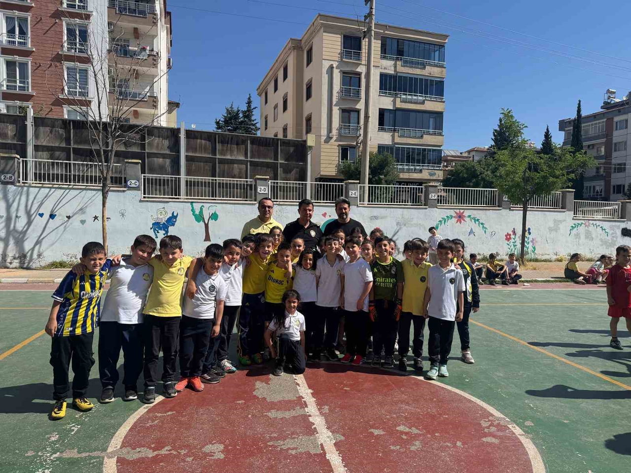 GAZİANTEP İL EMNİYET MÜDÜRÜ CELAL ÖZCAN, ŞEHİTKAMİL EMPATİ İLKOKULU’NU ZİYARET EDEREK ÖĞRENCİLER...