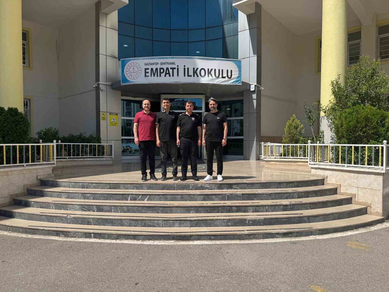 GAZİANTEP İL EMNİYET MÜDÜRÜ CELAL ÖZCAN, ŞEHİTKAMİL EMPATİ İLKOKULU’NU ZİYARET EDEREK ÖĞRENCİLER...