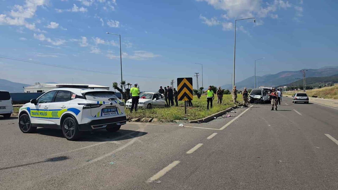 GAZİANTEP’İN İSLAHİYE İLÇESİNDE 2 OTOMOBİLİN ÇARPIŞMASI SONUCU 1 KİŞİ YARALANDI.