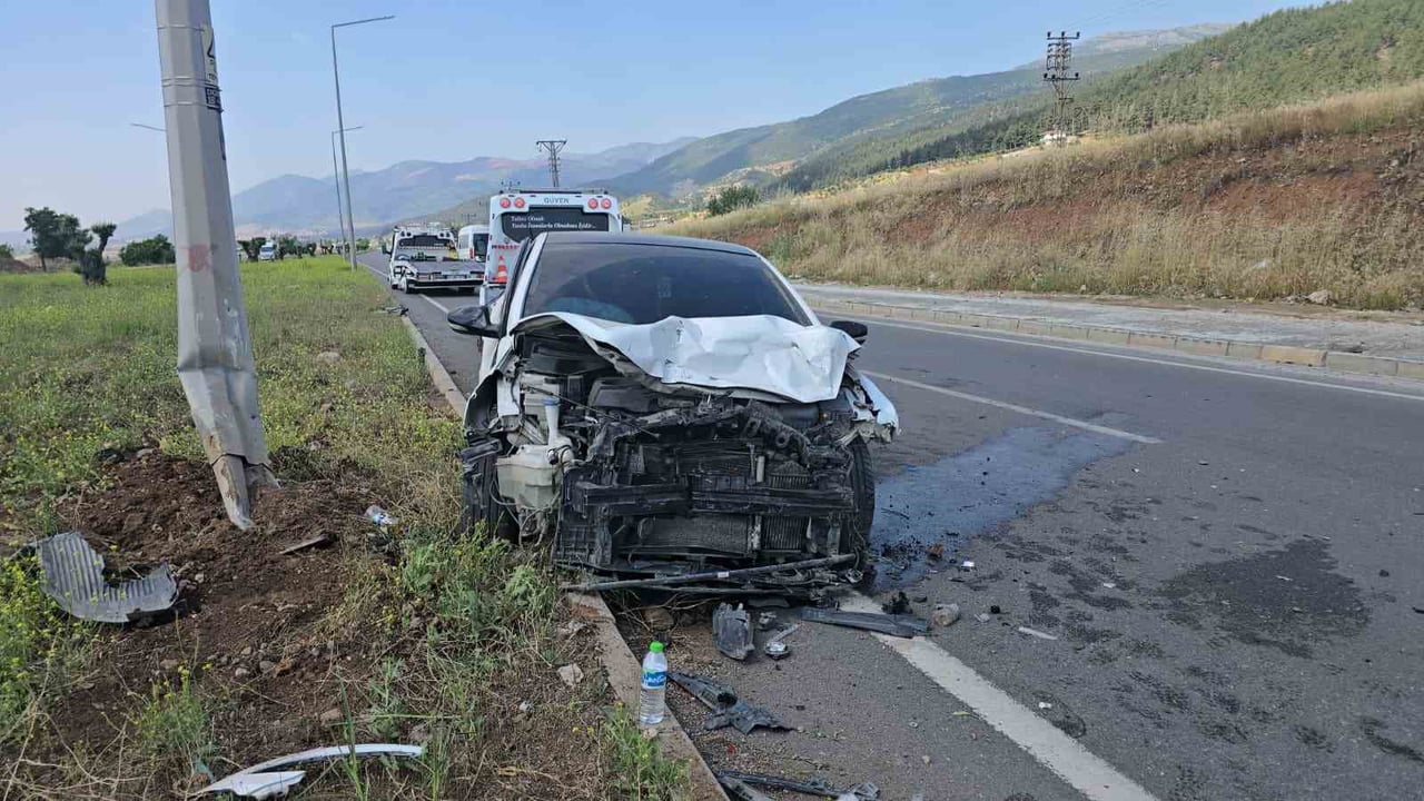 GAZİANTEP’İN İSLAHİYE İLÇESİNDE 2 OTOMOBİLİN ÇARPIŞMASI SONUCU 1 KİŞİ YARALANDI.