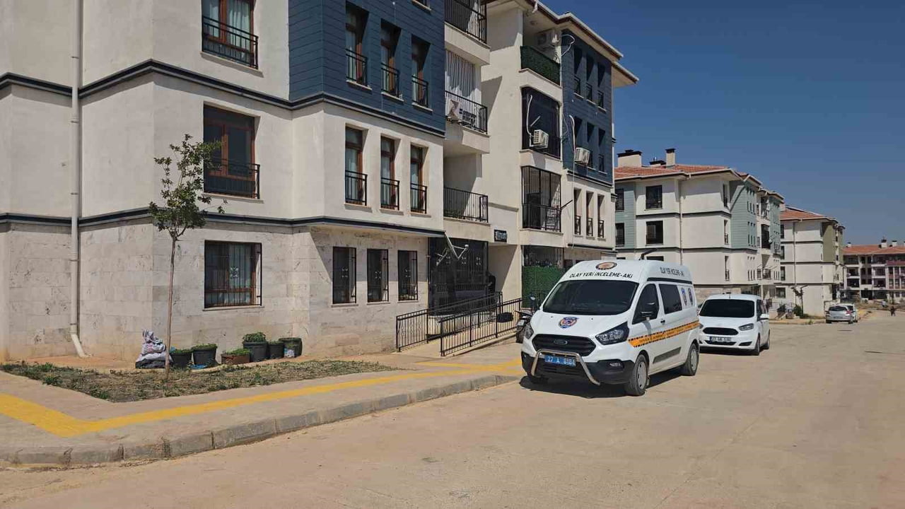 GAZİANTEP’İN İSLAHİYE İLÇESİNDE EVİNDE KİMLİĞİ BELİRLENEMEYEN ŞAHISLARIN SİLAHLI SALDIRISINDA AĞIR...