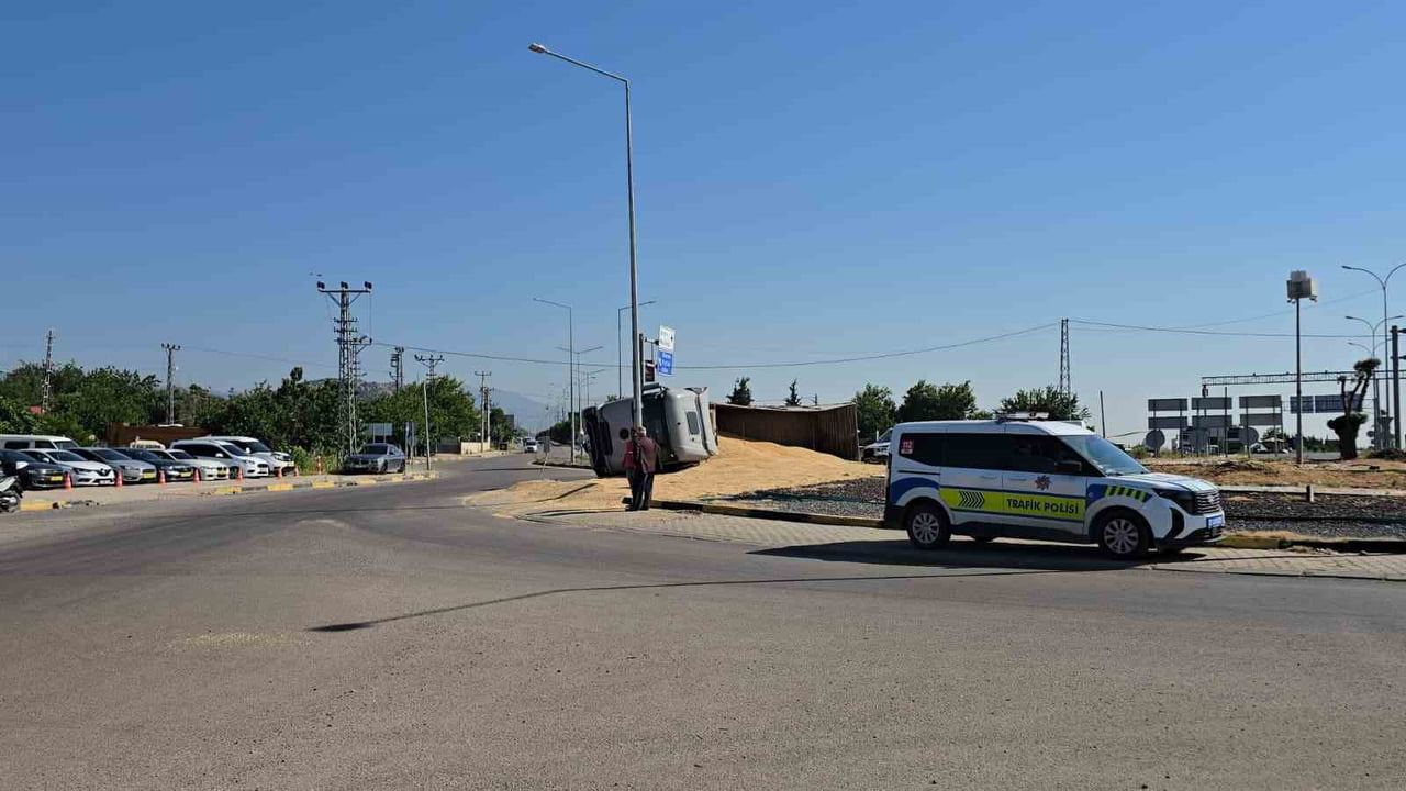 GAZİANTEP’İN İSLAHİYE İLÇESİNDE KAVŞAKTA KONTROLDEN ÇIKAN ARPA YÜKLÜ TIR YAN YATTI.