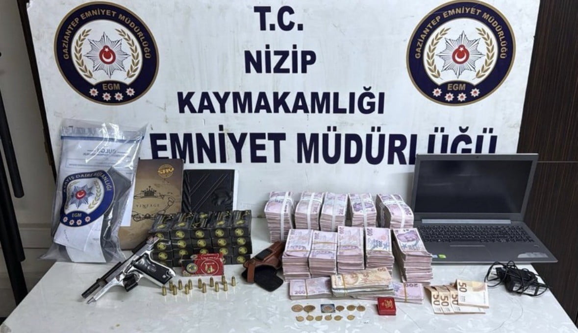 GAZİANTEP’İN NİZİP İLÇESİNDE 43 KİŞİYİ 300 MİLYON TL DOLANDIRDIĞI İDDİA EDİLEN 3 ŞÜPHELİ, POLİS...