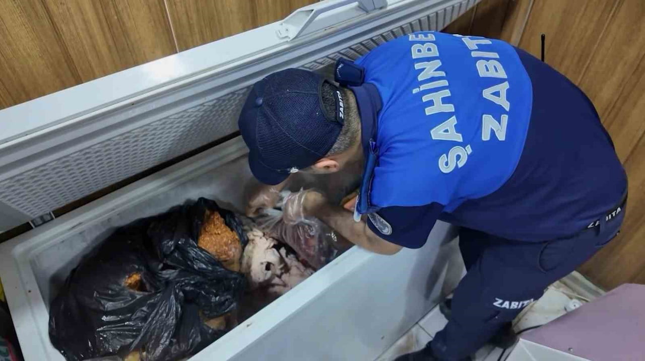 GAZİANTEP’İN ŞAHİNBEY İLÇESİNDE ZABITA EKİPLERİ TARAFINDAN GERÇEKLEŞTİRİLEN DENETİMLERDE BİNLERCE...