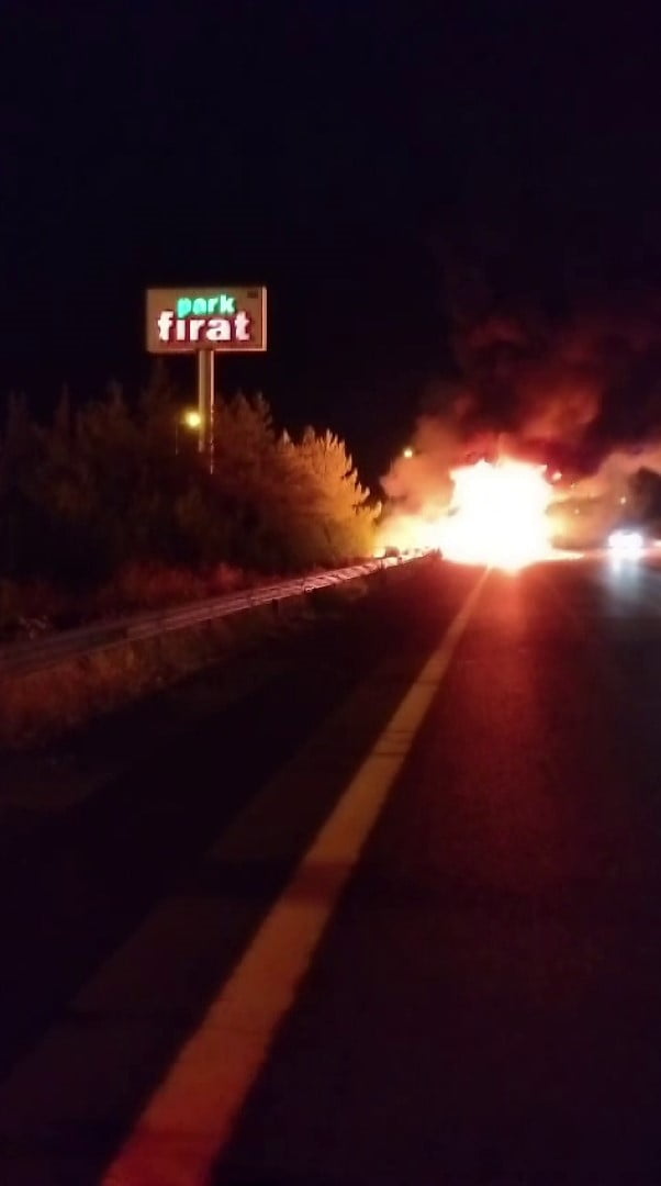 GAZİANTEP-ŞANLIURFA OTOYOLUNDA SEYİR HALİNDE OLAN TIR, BİLİNMEYEN NEDENLE ÇIKAN YANGIN SONRASI...