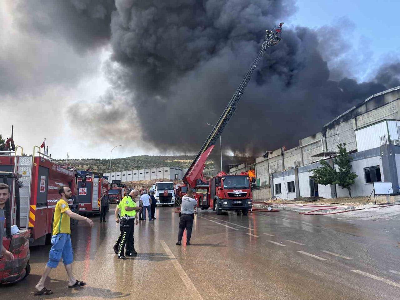 GAZİANTEP’TE BİR TEKSTİL FABRİKASINDA YANGIN ÇIKTI. KISA SÜREDE BÜYÜYEN YANGIN SONRASI OLAY YERİNE...