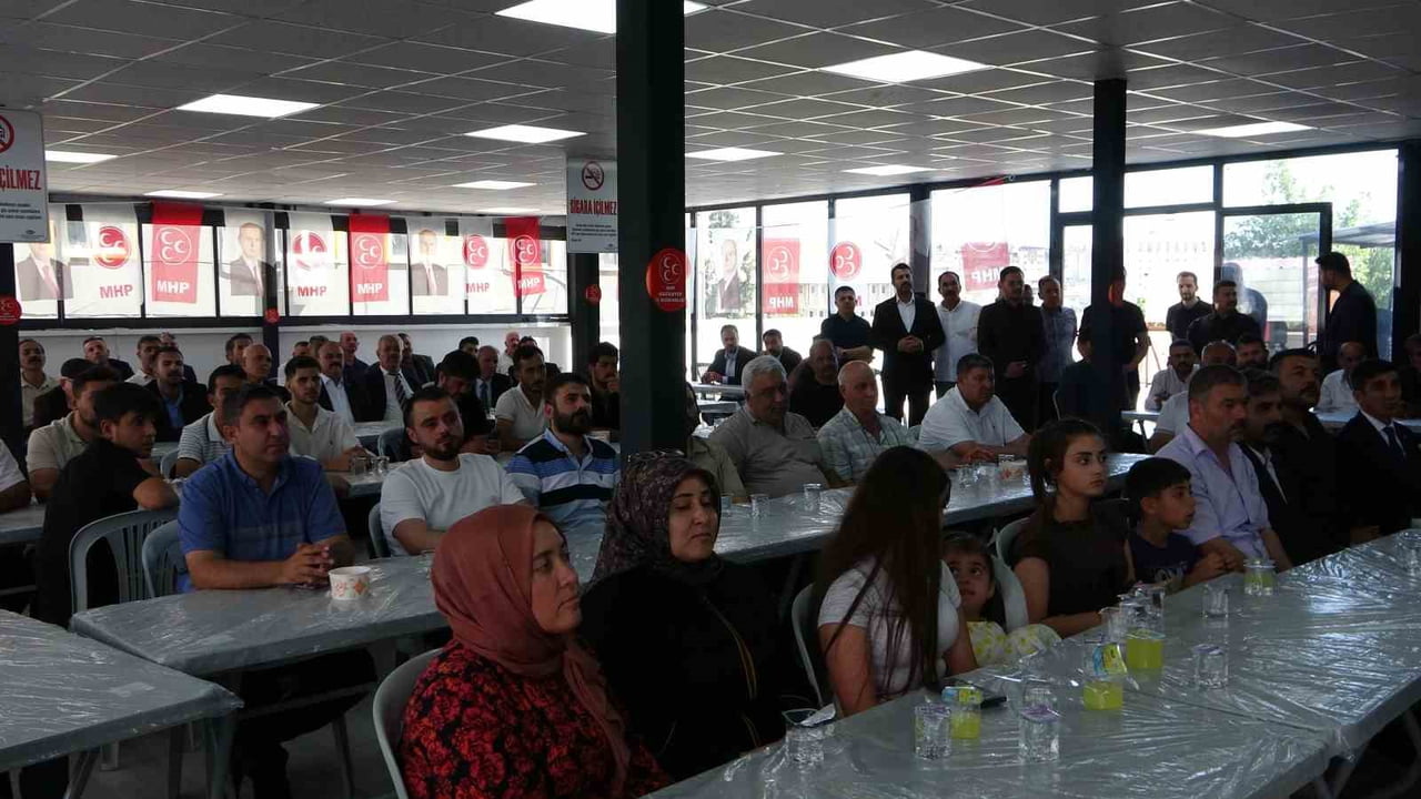 GAZİANTEP’TE ÇEŞİTLİ SİYASİ PARTİLERDEN İSTİFA EDEN YAKLAŞIK 300 KİŞİ, MİLLİYETÇİ HAREKET PARTİSİ...