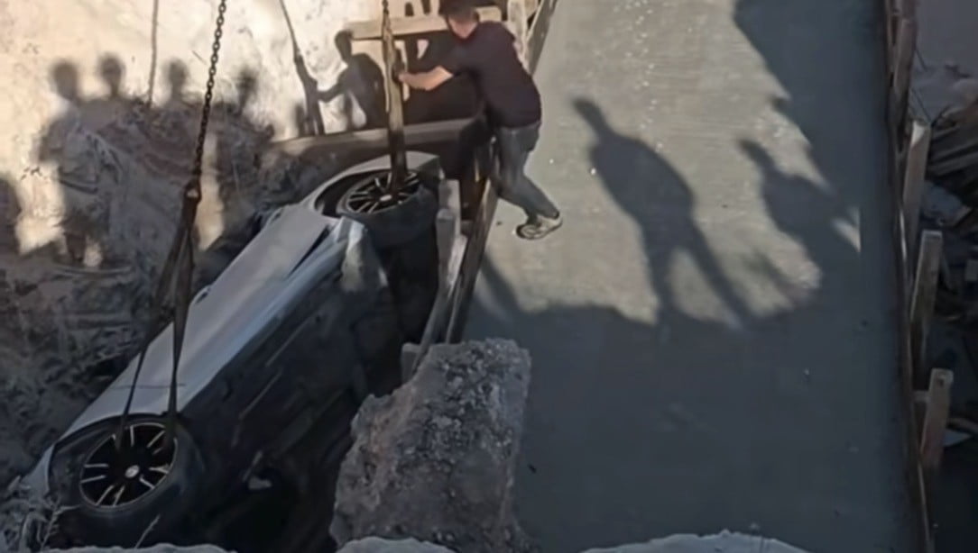 GAZİANTEP’TE KONTROLDEN ÇIKAN OTOMOBİL, YAPIMI DEVAM EDEN KÖPRÜ İNŞAATI ÇUKURUNA DÜŞTÜ.