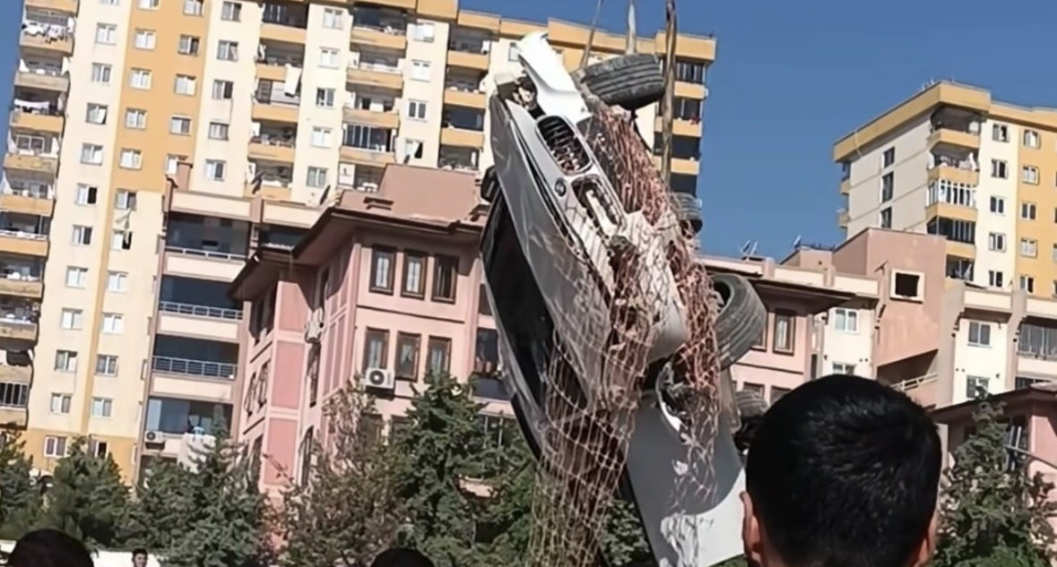 GAZİANTEP’TE KONTROLDEN ÇIKAN OTOMOBİL, YAPIMI DEVAM EDEN KÖPRÜ İNŞAATI ÇUKURUNA DÜŞTÜ.