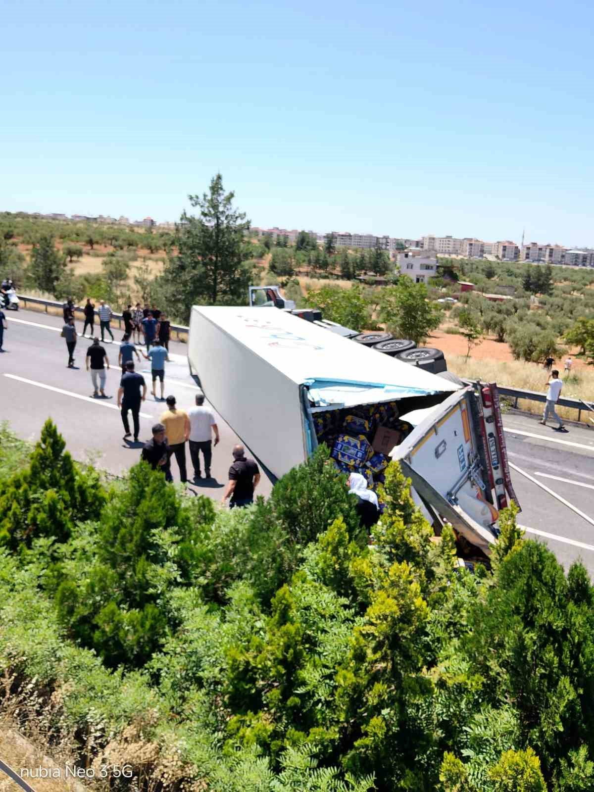 GAZİANTEP’TE MUZ YÜKLÜ TIR DEVRİLDİ: SÜRÜCÜ YARALANDI