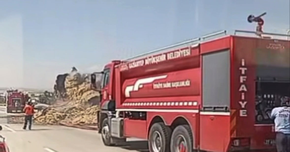 GAZİANTEP’TE SAMAN BALYASI YÜKLÜ TIRIN DORSESİNDE ÇIKAN YANGIN İTFAİYE EKİPLERİNCE...