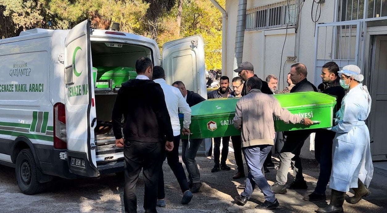 GAZİANTEP’TE SOKAKTA İKİ GRUP ARASINDA ÇIKAN SİLAHLI KAVGADA, İŞ YERİNİN ÖNÜNDE BULUNDUĞU SIRADA...