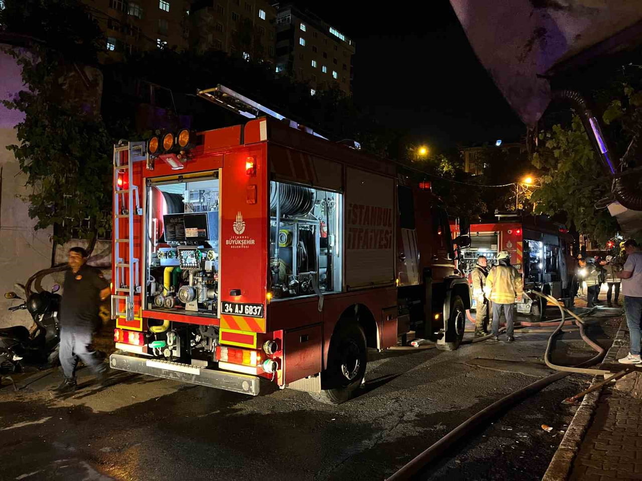 GAZİOSMANPAŞA'DA GECEKONDU ALEV ALEV YANDI