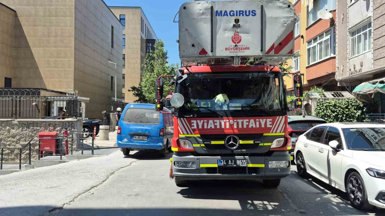 GAZİOSMANPAŞA'DAKİ SOSYAL BİLİMLER MESLEK OKULU'NDA ÇIKAN YANGIN İTFAİYENİN MÜDAHALESİYLE KISA...