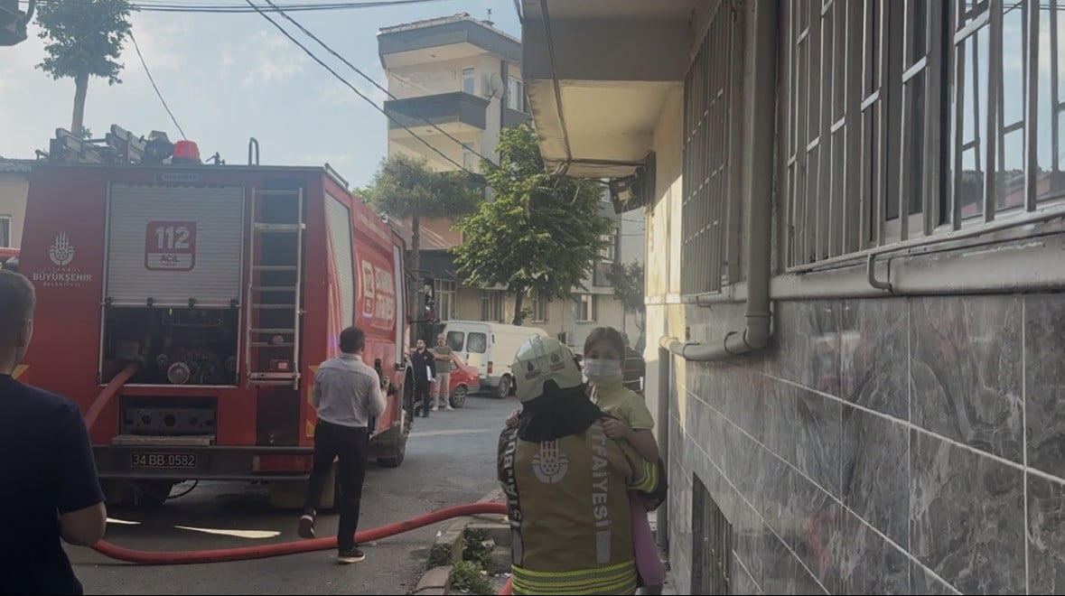 GAZİOSMANPAŞA‘DA 4 KATLI BİNANIN BODRUM KATINDA BİLİNMEYEN BİR NEDENLE YANGIN ÇIKTI. DUMANLARIN...