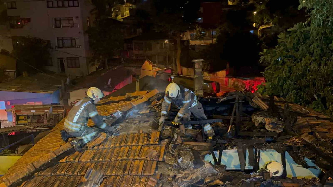 GAZİOSMANPAŞA’DA GECE SAATLERİNDE YANGIN ÇIKTI: 3 GECEKONDU ALEVLERE TESLİM OLDU