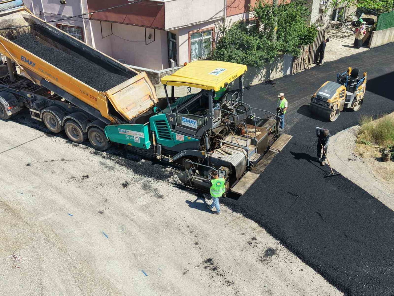 GEBZE'DE YÜRÜTÜLEN ÜSTYAPI ÇALIŞMALARI KAPSAMINDA, 3 MAHALLEDE TOPLAM 850 METRE UZUNLUĞUNDA YENİ...