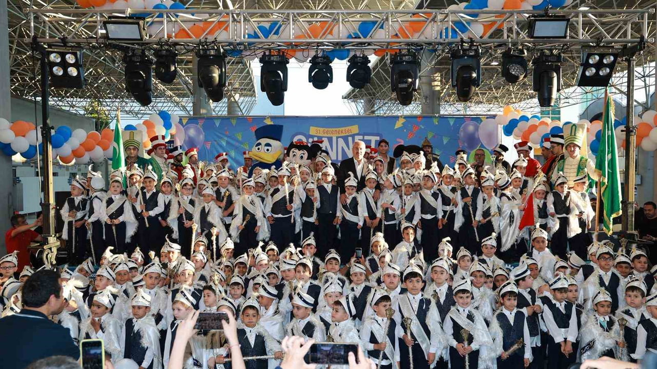 GEBZE BELEDİYESİ TARAFINDAN BU YIL 31'İNCİSİ DÜZENLENEN GELENEKSEL SÜNNET ŞÖLENİ, ÇOCUKLARA...