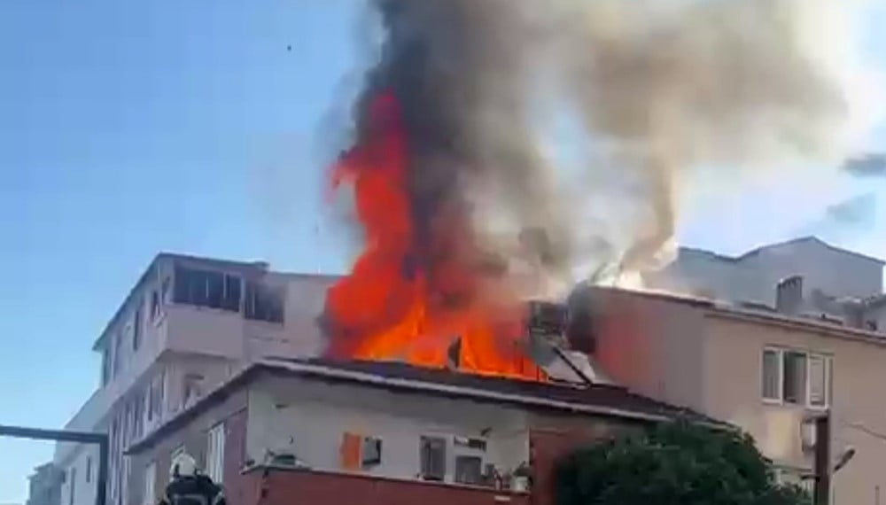 GEBZE İLÇESİNDE 3 KATLI BİNANIN EN ÜST KATINDA ÇIKAN YANGIN, İTFAİYE EKİPLERİNİN MÜDAHALESİYLE...