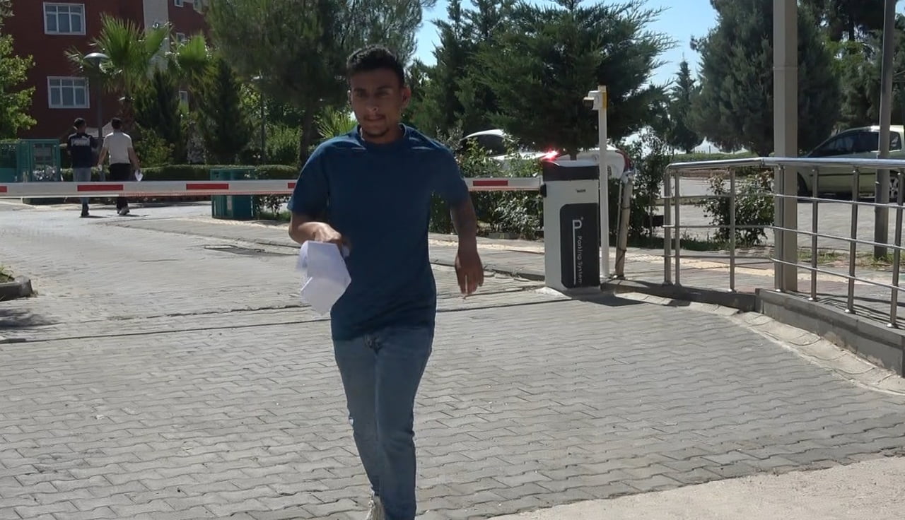 GEÇ KALAN ADAYLAR KOŞARAK SLAONA GEÇTİ