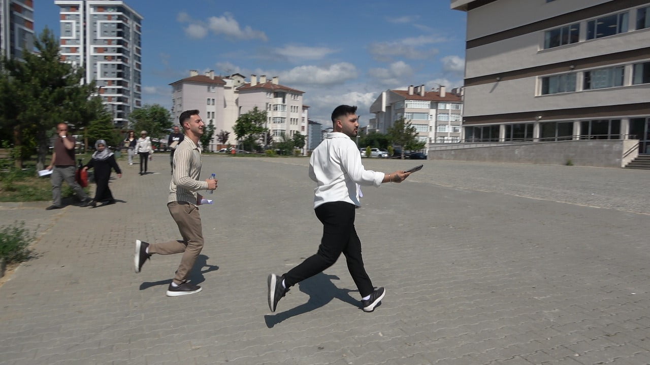 GEÇ KALAN BAZI ADAYLAR İSE KOŞARAK İÇERİ GİRDİ.