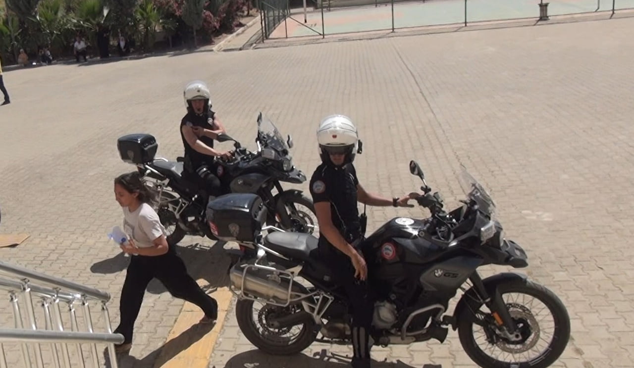 GEÇ KALAN ÖĞRENCİLERİN İMDADINA, CİZRE İLÇE EMNİYET MÜDÜRLÜĞÜNE BAĞLI MOTORİZE POLİS EKİPLERİ...