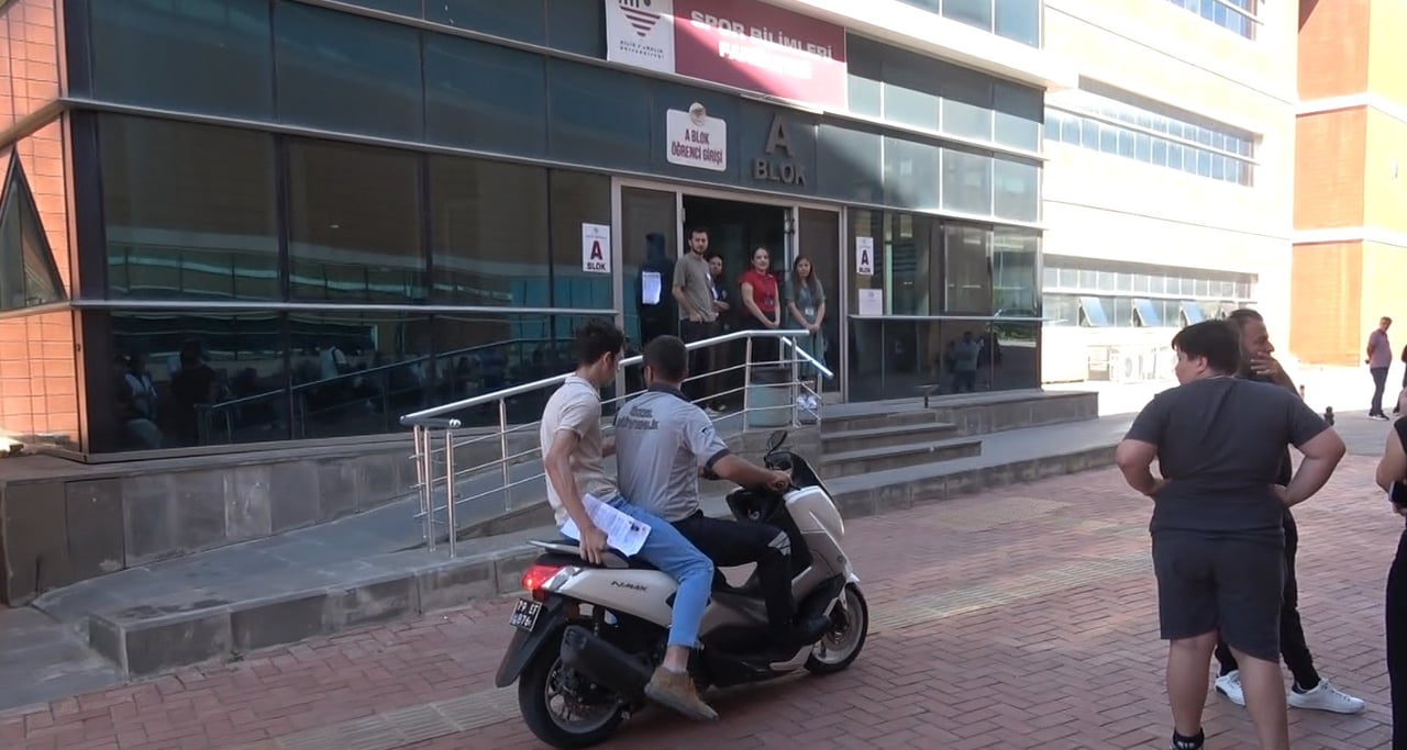 GEÇ KALMA RİSKİ YAŞAYAN BİR ADAY GÜVENLİK GÖREVLİSİNİN MOTOSİKLETİYLE SINAV MERKEZİNE...