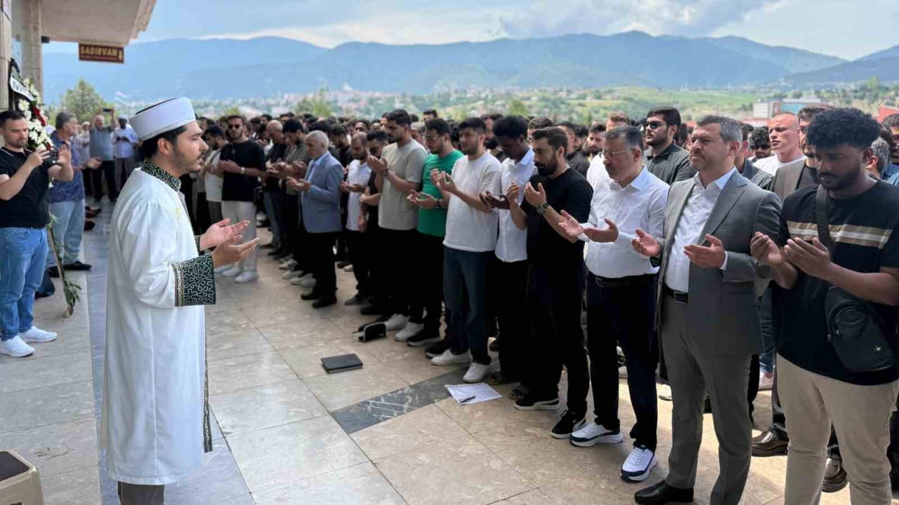 GEÇİRDİKLERİ TRAFİK KAZASINDA HAYATINI KAYBEDEN KARABÜK ÜNİVERSİTESİ ÖĞRENCİLERİ MOHAMMED ÖMER...