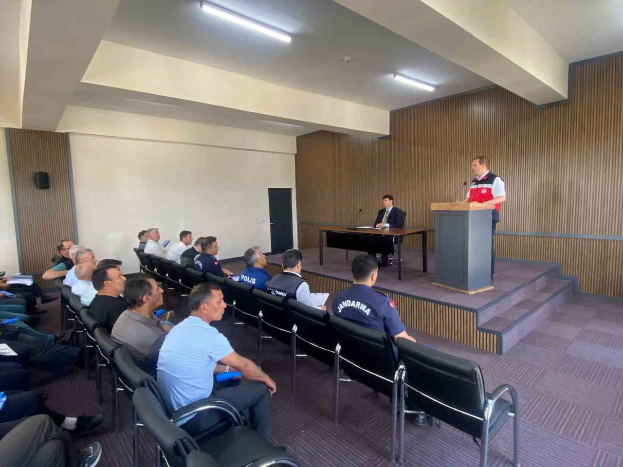 GEDİZ’DE BİÇERDÖVER HİZMETLERİ VE ANIZ YANGINLARINA KARŞI BİLGİLENDİRME TOPLANTISI