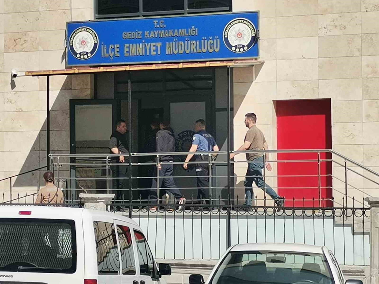 GEDİZ’DE ÇOCUĞUN CİNSEL İSTİSMARINA YÖNELİK GÖZALTINA ALINAN 8 ŞÜPHELİDEN 6’SI...
