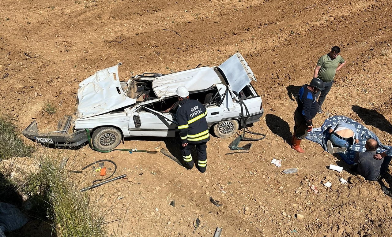 GEDİZ’DE OTOMOBİL TARLAYA UÇTU, 2 YARALI