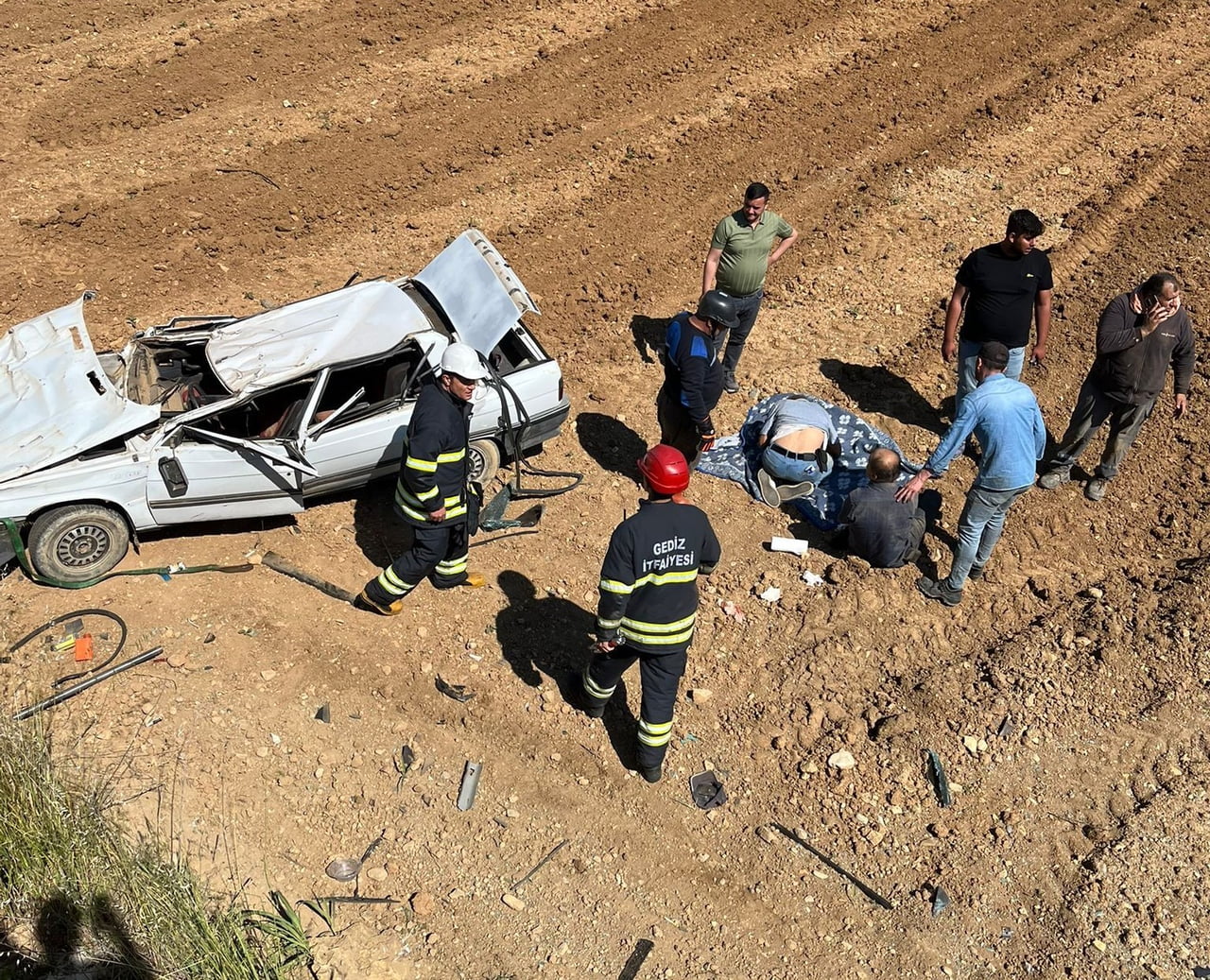GEDİZ’DE OTOMOBİL TARLAYA UÇTU, 2 YARALI