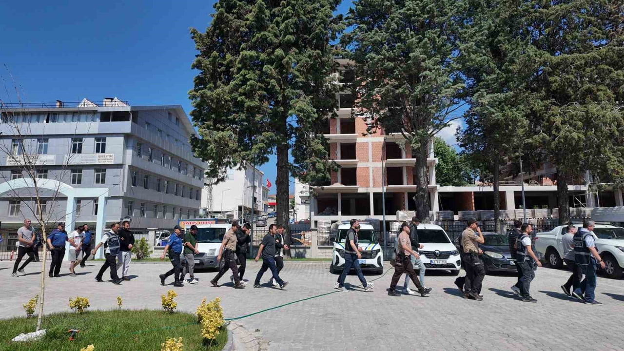 GEDİZ’DE UYUŞTURUCU KULLANICILARINA YÖNELİK OPERASYONDA GÖZALTINA ALINAN 28 ŞÜPHELİ ADLİYEYE SEVK...