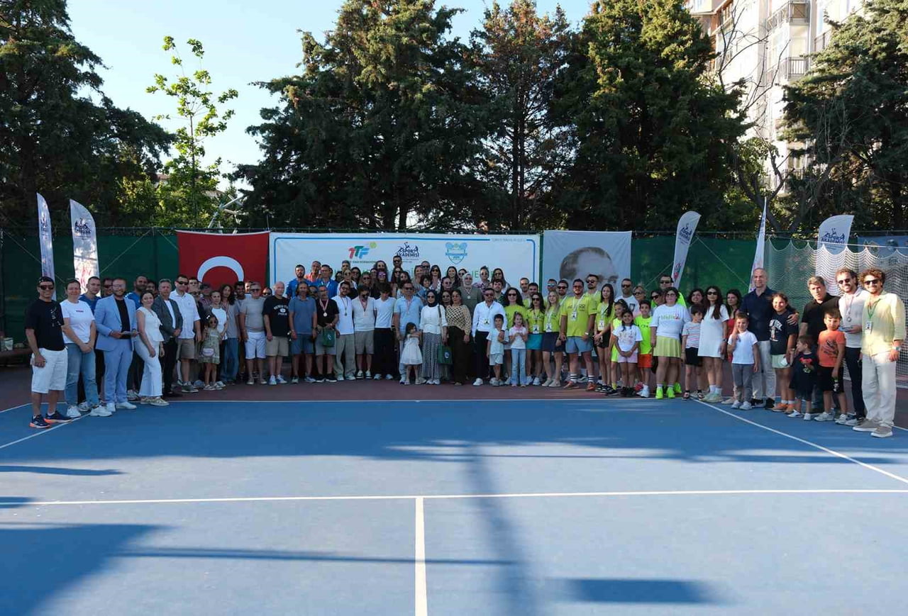 GELENEKSEL BÜYÜKÇEKMECE AÇIK TENİS TURNUVASI'NDA ÖDÜLLER SAHİPLERİNİ BULDU. 270 TENİS SPORCUSUNUN...