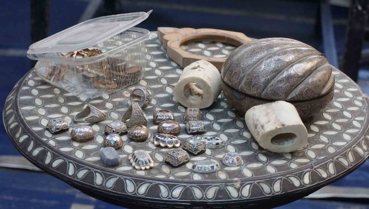 GELENEKSEL EL SANATLARINDAN KELKARİ VE SEDEF KAKMA, İZMİR'DE ÖMRÜNÜ BU İŞE ADAMIŞ MEHMET AĞÇA'NIN...