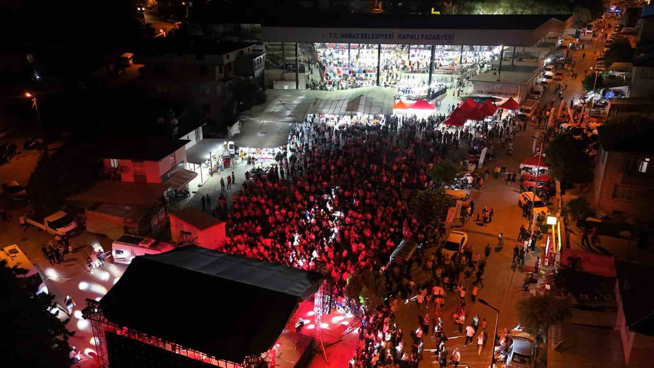 GELENEKSEL HONAZ KİRAZ KÜLTÜR VE SANAT FESTİVALİ'NİN İKİNCİ GÜNÜNDE SAHNE ALAN REYHAN KARACA...