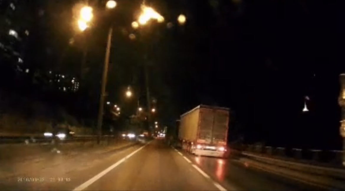 GEMLİK’TEN BURSA İSTİKAMETİNE SEYİR HALİNDE OLAN BİR TIR, DÖRTYOL MEVKİİNDEKİ JANDARMA RAMPASINDA...