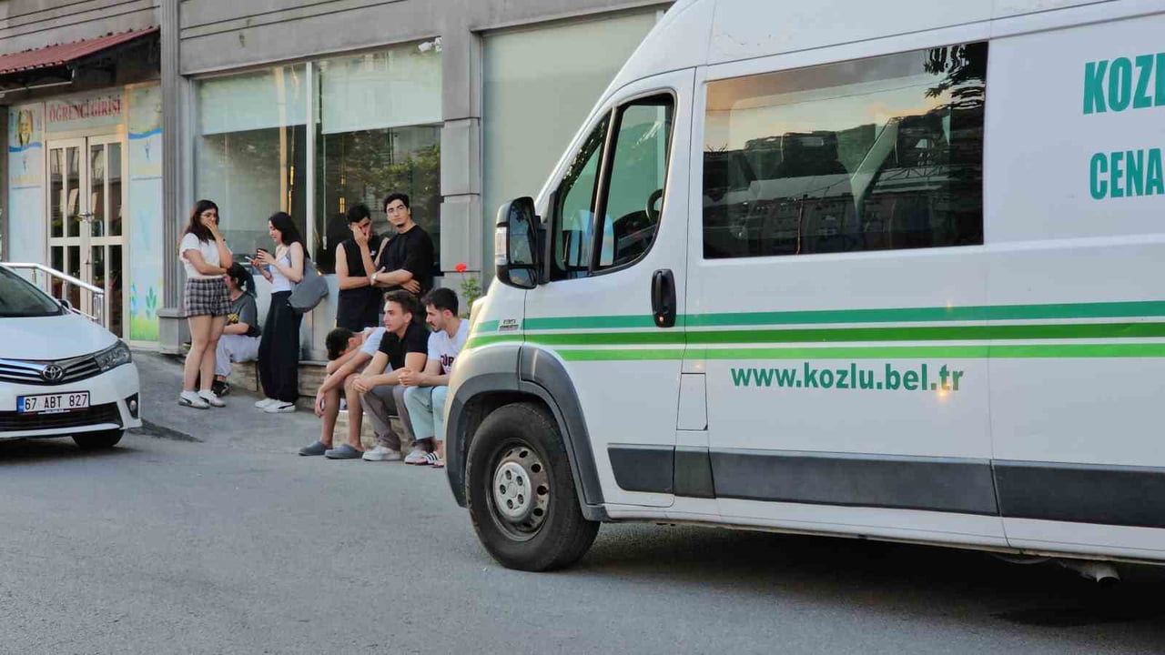 GENÇ KIZIN ACI HABERİNİ ALAN ARKADAŞLARI YURT BİNASI ÖNÜNDE GÖZYAŞI DÖKTÜ