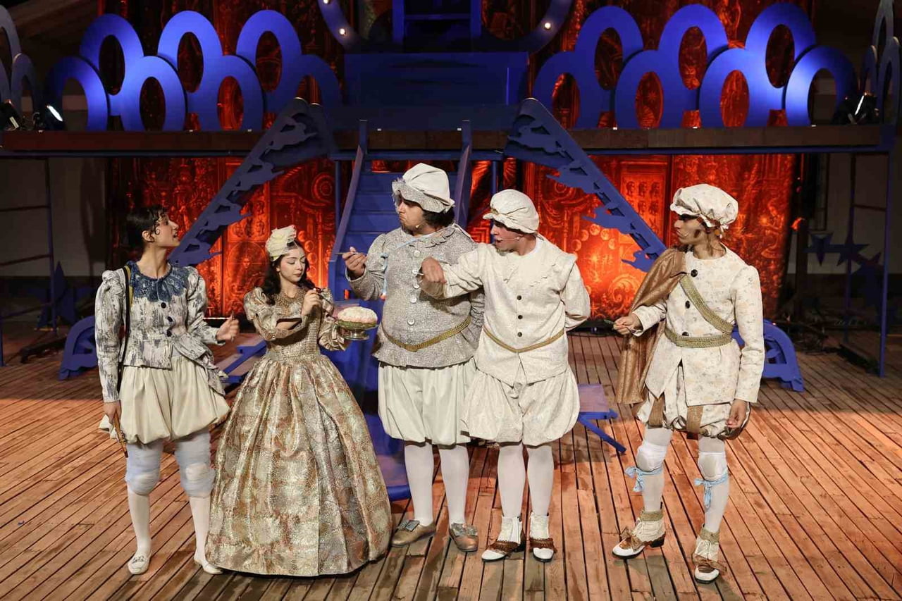 GENÇ NKT OYUNCULARI, WİLLİAM SHAKESPEARE’İN KALEME ALDIĞI "BİR YAZ GECESİ RÜYASI" İLE SEYİRCİ...