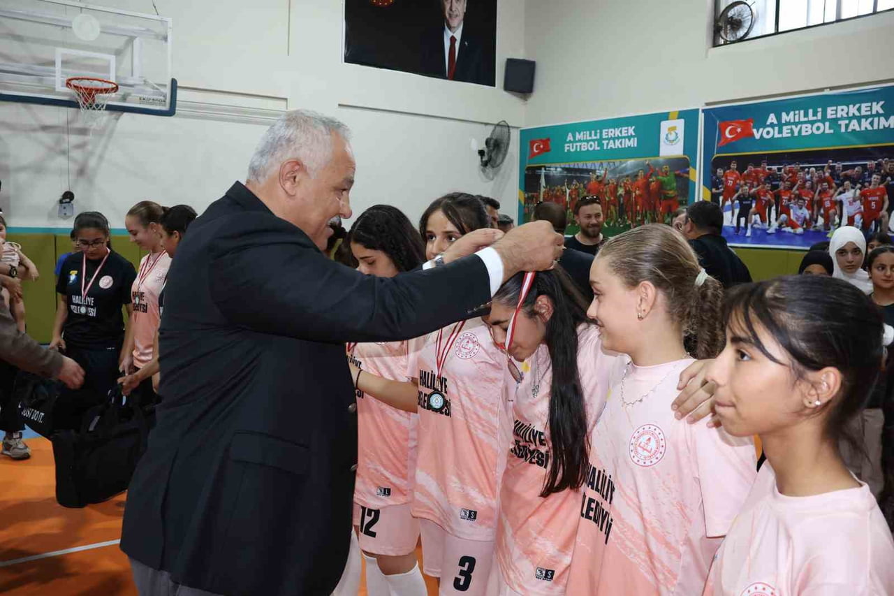 GENÇ SPORCULAR HALİLİYE'DE VOLEYBOL COŞKUSU YAŞADI