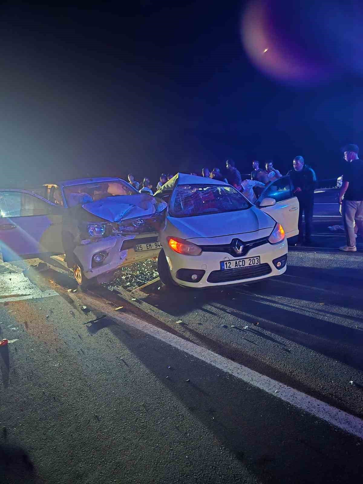 GENÇ’TE OTOMOBİL İLE PİKAP ÇARPIŞTI: 1’İ AĞIR 3 YARALI