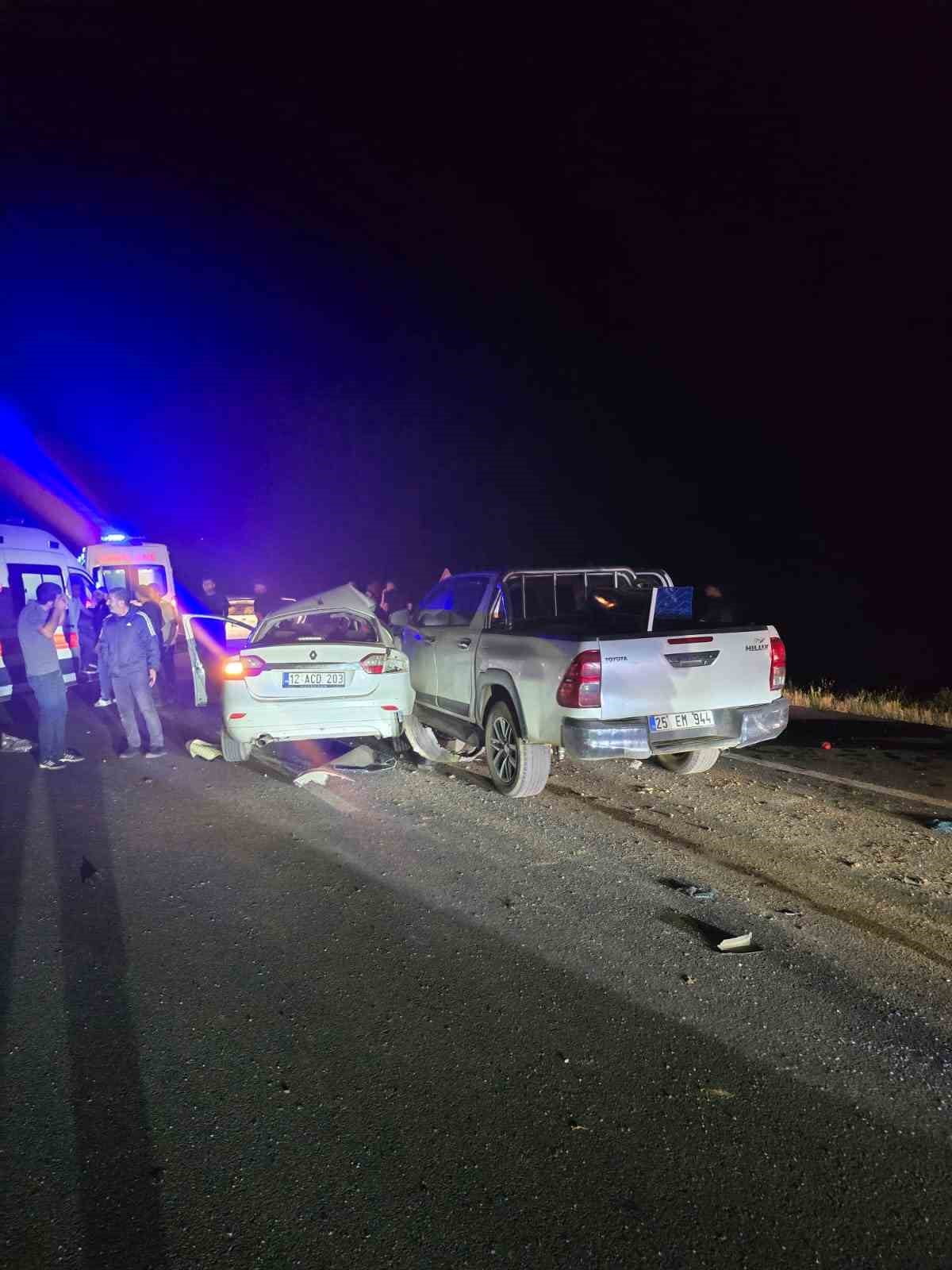 GENÇ’TE OTOMOBİL İLE PİKAP ÇARPIŞTI: 1’İ AĞIR 3 YARALI